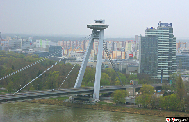 Единственная опора Нового моста. Наверху — ресторан Братислава, Словакия