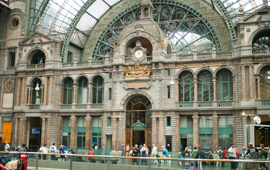 В Антверпен стоит приехать даже ради одного вокзала. Так считает The Daily Beast, определяя его четвертым по красоте в мире после лондонского, нью-йоркского и мумбайского вокзалов. Антверпен, Бельгия