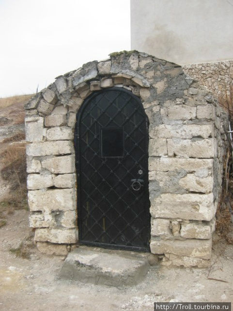 Вход в пещерный монастырь Бутучены (Старый Орхей), Молдова