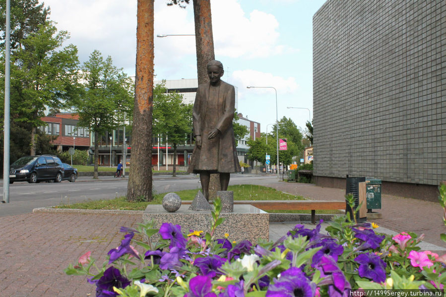 Коувола. Памятник учительнице Хельви Хонка Коувола, Финляндия