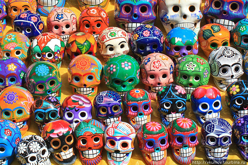 Разноцветные черепки — один из самых забавных сувениров, которые можно привезти из Мексики. Чичен-Ица город майя, Мексика
