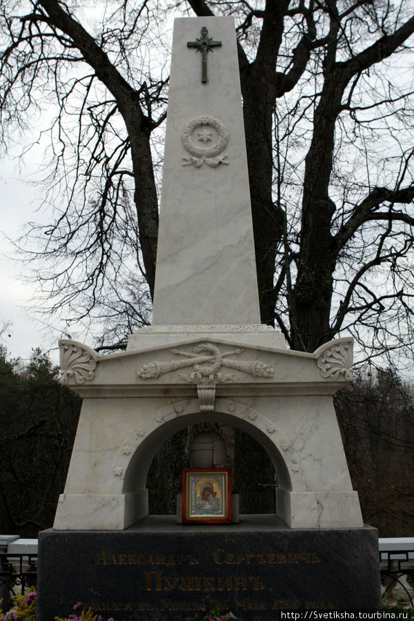 Могила Пушкина в Святогорском монастыре Пушкинские Горы, Россия
