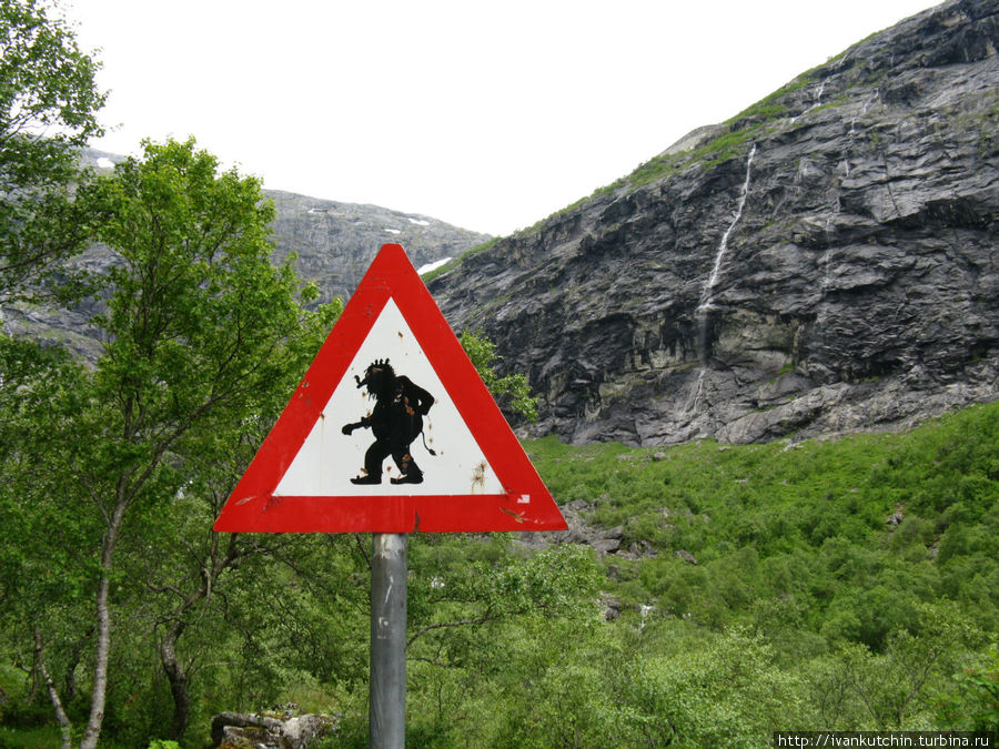 Дорожный знак не описан стандартами, но достаточно красноречив Ондалснес, Норвегия