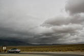 свинцовые тучи с огромной силой несут облака через высокогорную долину Сан Луис
