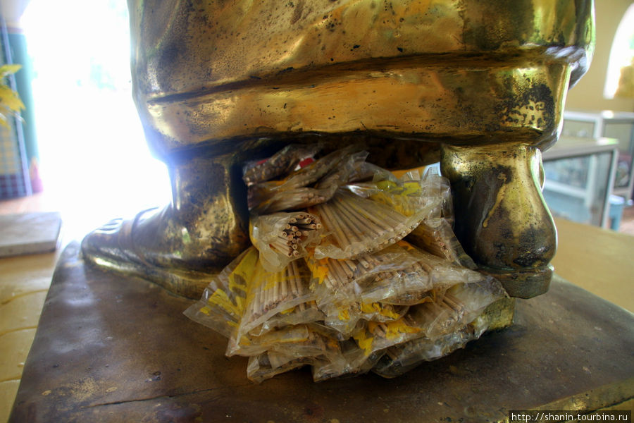 Запас ароматных палочек под ногами монаха Мингун, Мьянма