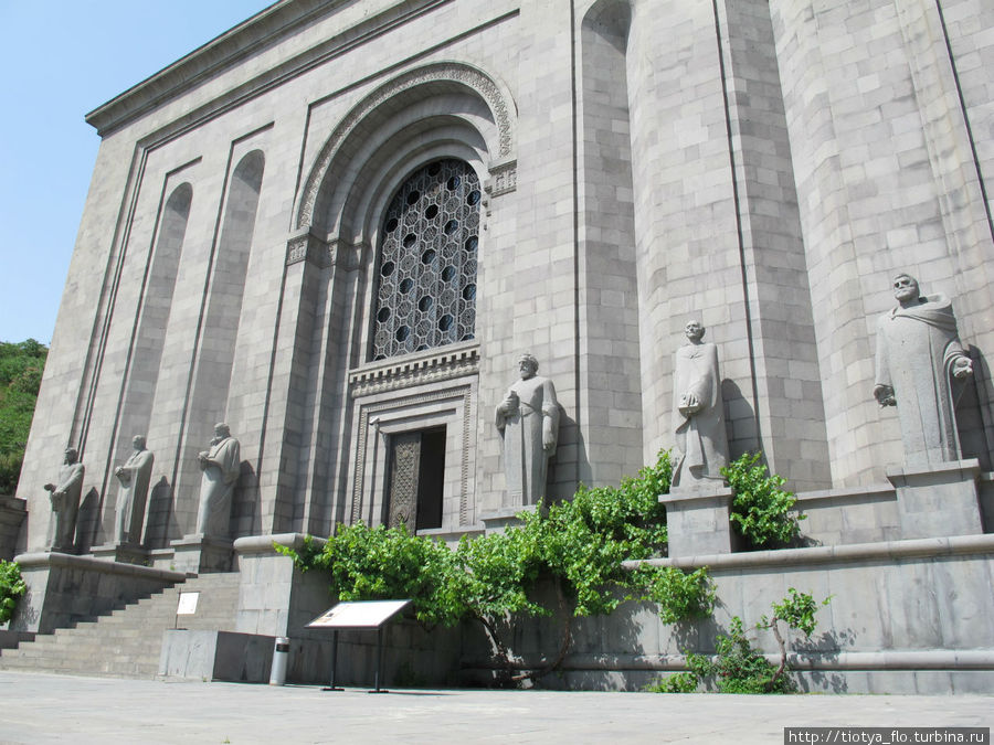 По обе стороны от входа в музей стоят 6 статуй выдающихся армянских ученых: Мовсеса Хоренаци, Мхитара Гоша, Фрика, Анании Ширакаци, Григора Татеваци и Тороса Рослинa. Ереван, Армения