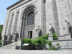 По обе стороны от входа в музей стоят 6 статуй выдающихся армянских ученых: Мовсеса Хоренаци, Мхитара Гоша, Фрика, Анании Ширакаци, Григора Татеваци и Тороса Рослинa.