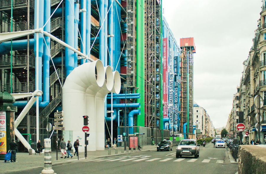 Все технические конструкции выведены наружу, что позволяет высвободить максимум полезной площади в 40 тыс. м². Арматурные соединения выкрашены белым цветом, вентиляционные трубы — синим, водопроводные — зелёным, электроподводка — жёлтым, а эскалаторы и лифты — красным. Это просто торжество функционализма. Париж, Франция
