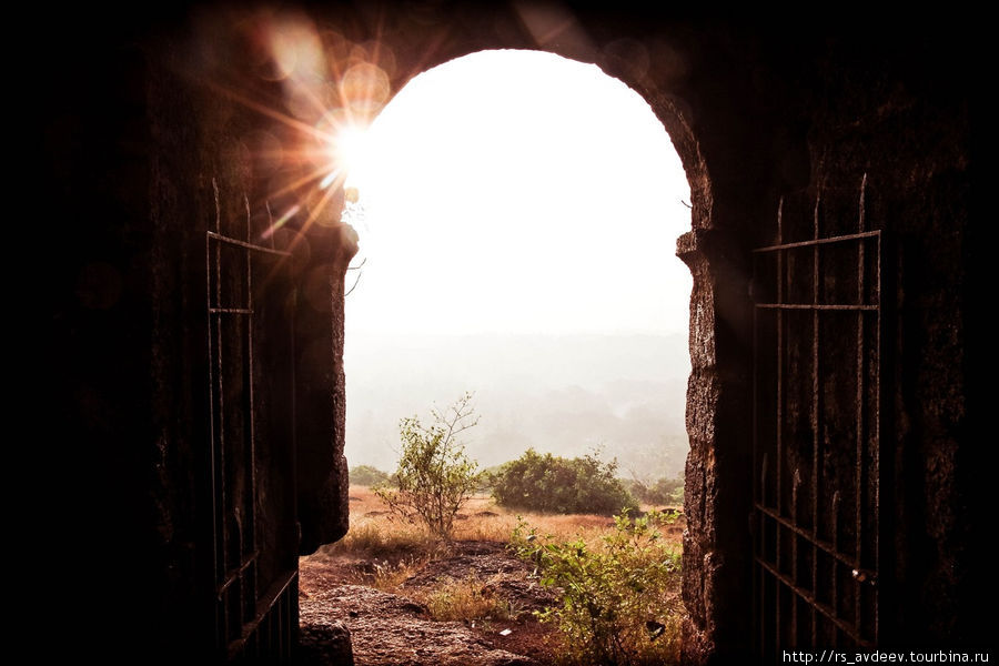 Восход. Вид из калитки Red Fort, самая высокая точка (Вагатор, ГОА, близ Анжуна) Штат Гоа, Индия