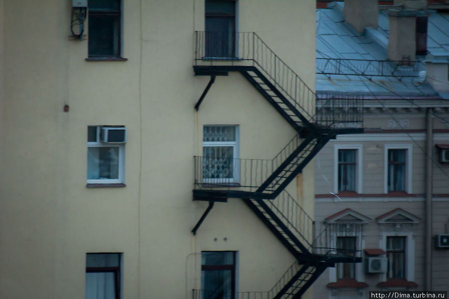 Окна. Имея бинокль, или дальнозоркий объектив, можно подсматривать за жизнью горожан. Санкт-Петербург, Россия