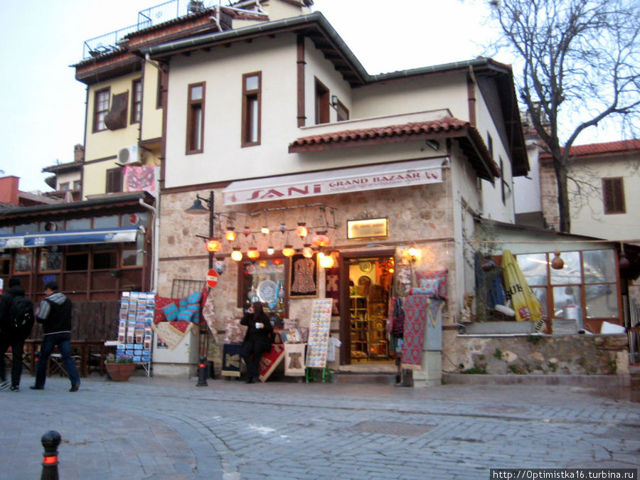 Вечером в узких улочках Старого города Анталии Анталия, Турция