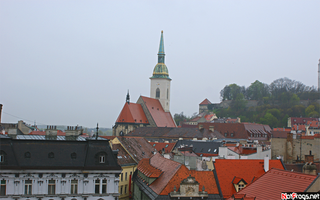 Вид на юго-западную часть Старого города и костёл св. Мартина Братислава, Словакия