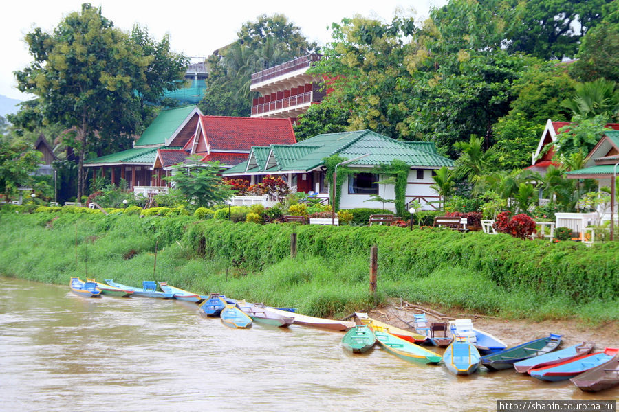 Берег реки Нам Сонг Ванвьенг, Лаос