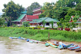 Берег реки Нам Сонг