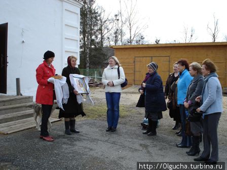 Традиционно у храма Николая Чудотворца гостей встречают хлебом-солью.
Датой возведения храма считается 1460 год, о чем имеется запись в  писцовой книге Кирилло-Белозерского монастыря: «...Кириллова монастыря волость Сизьма... в погосте Козьем церковь Никола Чудотворец клетска, да двор монастырский, живут в ем приказщицы, да три двора, хоромы гнили...». Деревянная церковь, о которой идет речь, была, вероятно, построена сразу же после того, как белозерский князь Михаил Верейский (сын Андрея Можайского и внук Дмитрия Донского) пожаловал Сизьму обители преподобного Кирилла.В 19 веке сизьмичи решили построить каменный храм. Кстати, Сизьма и стала называться именно селом после постройки здесь каменного храма. Россия