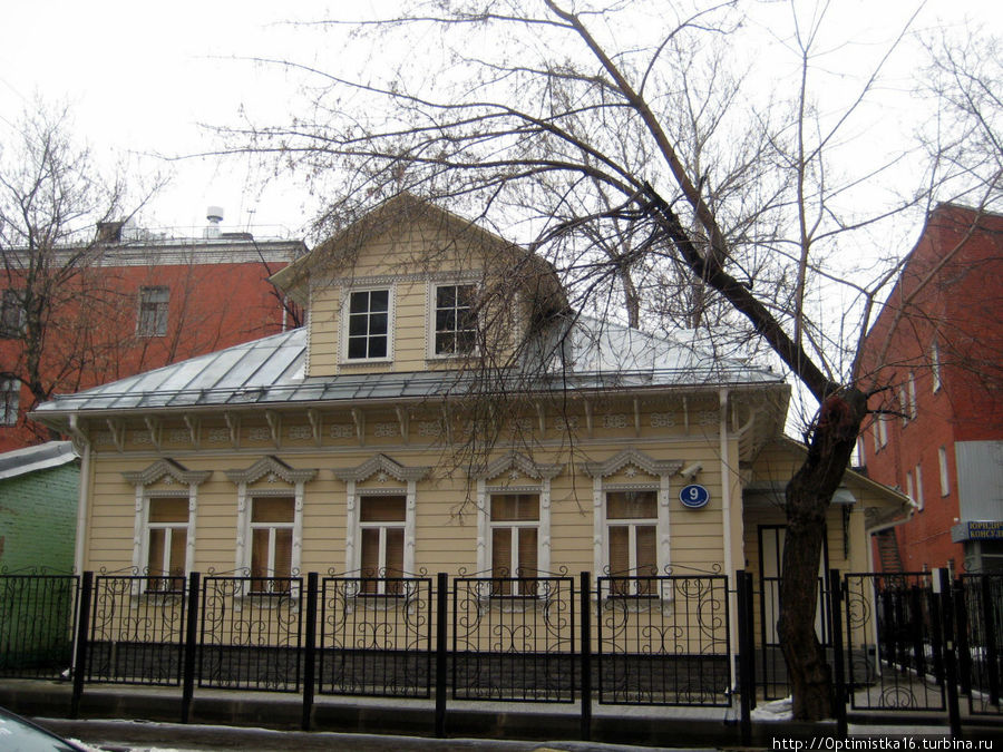 Один из отреставрированных типичных деревянных домов в переулке Монетчиковской слободы Москва, Россия