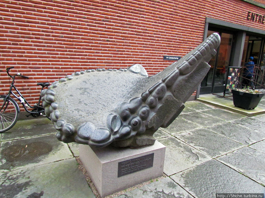 Внутри, у входа собственно в музей, такая скульптура японского воятеля... Мальмё, Швеция