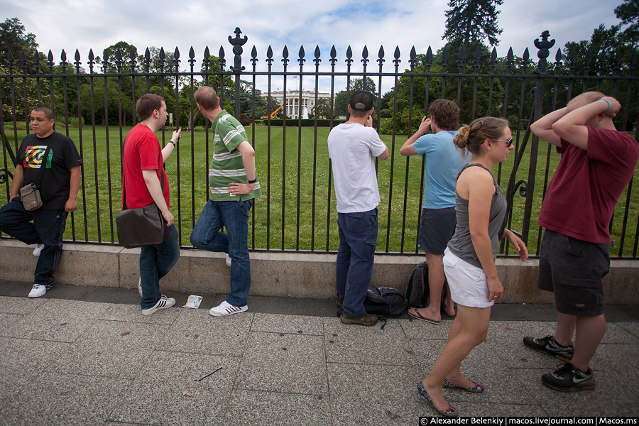 Немногие знают, но на самом деле перед Белым Домом есть забор, на территорию просто так не попасть, она очень хорошо охраняется Секретной Службой США. Но забор — одно название, растояние между прутьями большое и фотосъемке никак не мешает. Вашингтон, CША