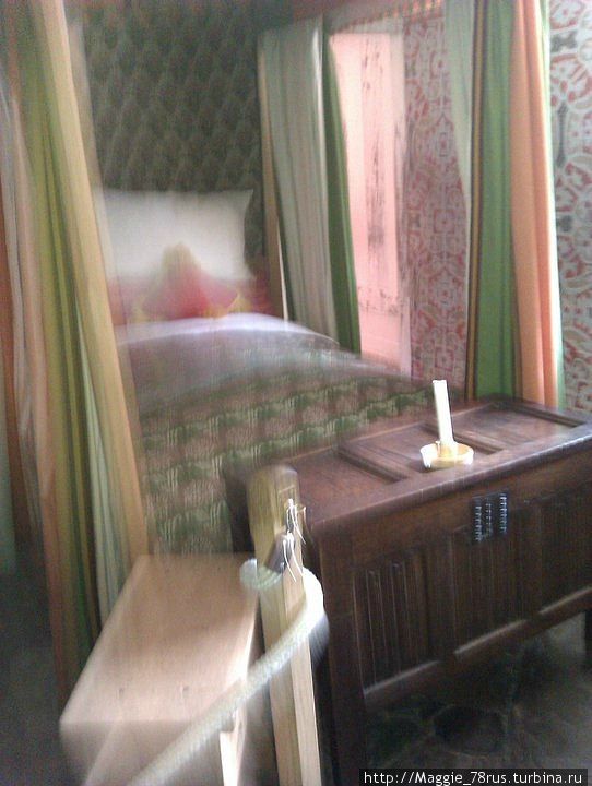 В средние века кровати в доме стояли на 1 этаже и служили для показухи: если есть кровать в доме — хозяин зажиточный. В доме отца Шекспира несколько кроватей, что говорит о том, что он был очень богат