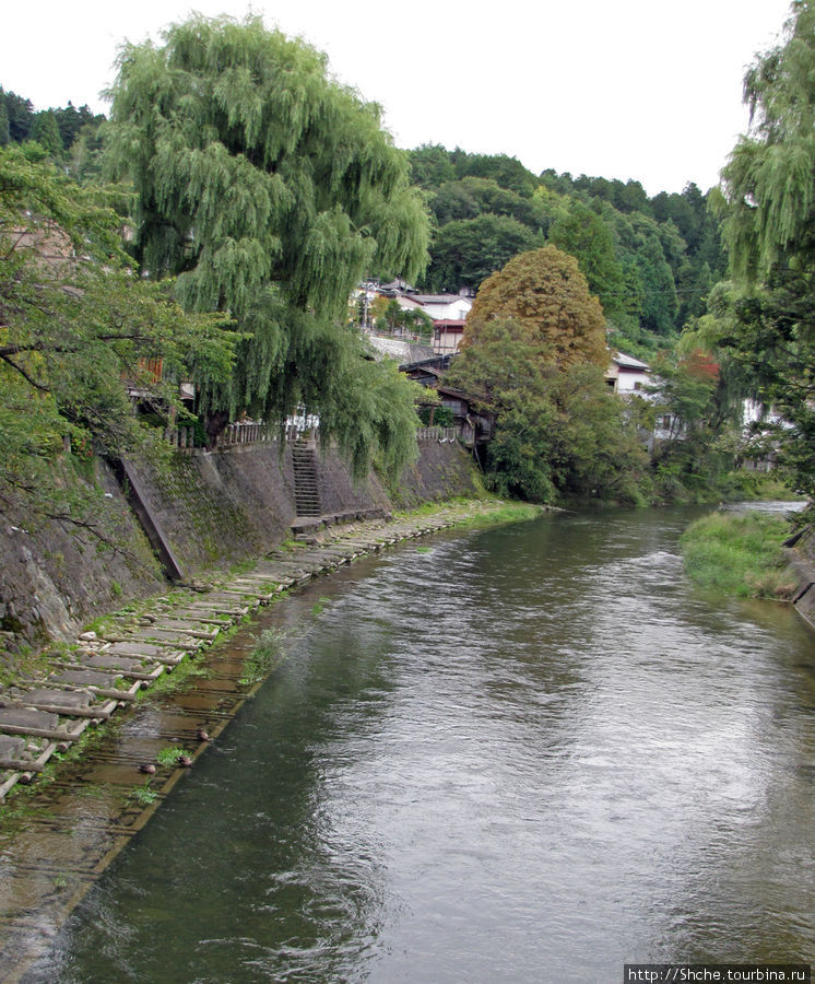 Старый город заканчивался рекой, с моста слева и есть герой  этого альбома. Такаяма, Япония