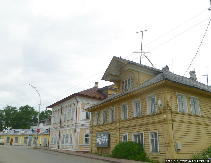 Здесь много  старинных купеческих домов Устье, Россия