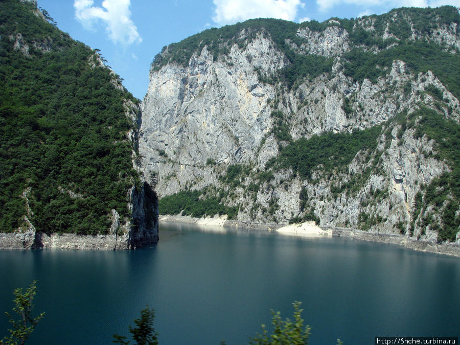 Черногорские картинки. Каньон искусственного Пивского озера Плужине, Черногория