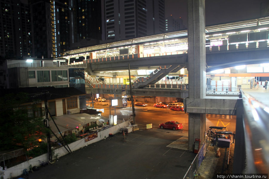 Сложная система пересечений линий надземного метро Бангкок, Таиланд