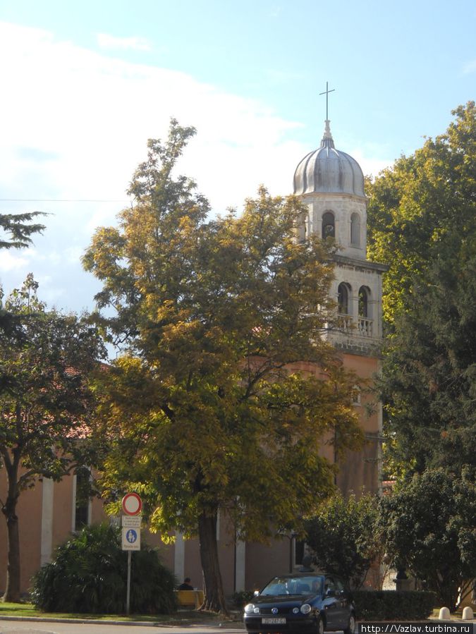 Стыдливая церквушка Задар, Хорватия
