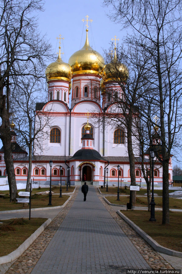 Известный монастырь на тракте Петербург-Москва Валдай, Россия