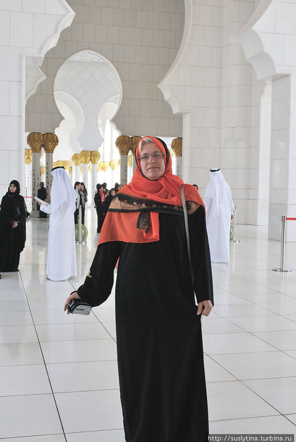 Женщин обязательно заставляют одевать длинное чёрное платье и платок(иначе не пустят) Абу-Даби, ОАЭ