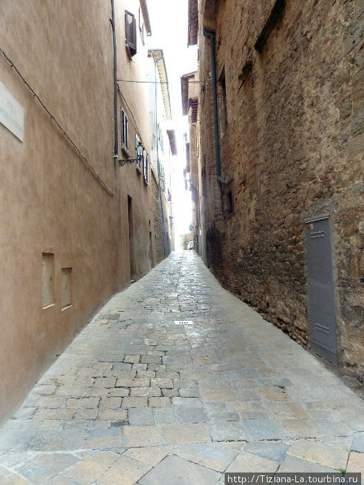 Отполировано веками , пройти по этому переулку очень скользко Вольтерра, Италия