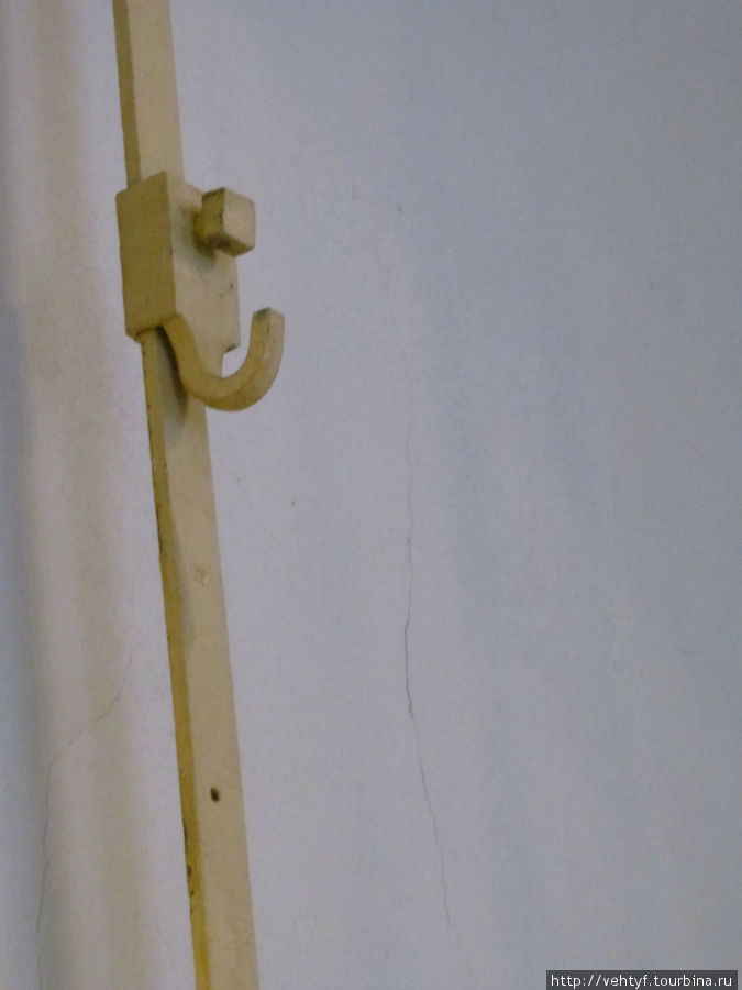 Этот крючок на стене,его положение можно регулировать по высоте,на него картины вешают Санкт-Петербург, Россия