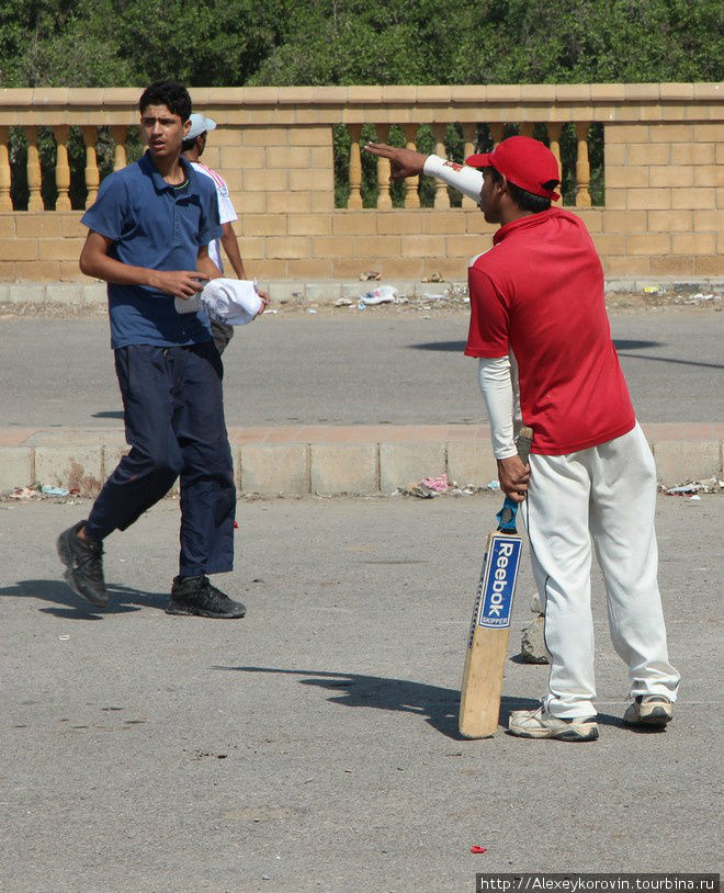 Крикет — национальный вид спорта. Все свободные площадки забиты игроками. Карачи, Пакистан