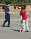 Крикет — национальный вид спорта. Все свободные площадки забиты игроками.
