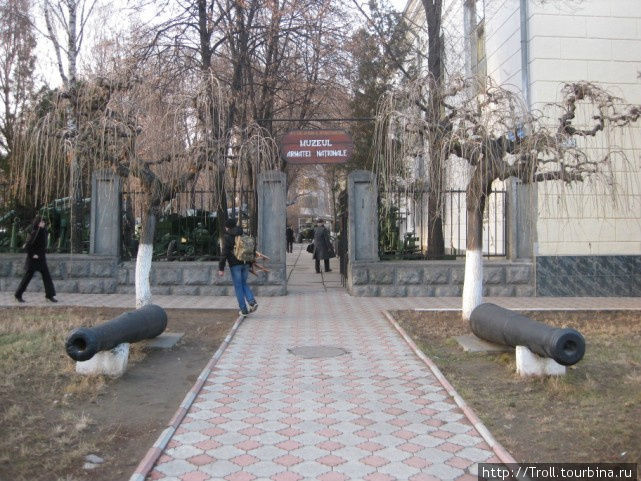 У главного входа в парк стоят на вечном приколе пушки, служившие, поди, еще во времена господства турок Кишинёв, Молдова