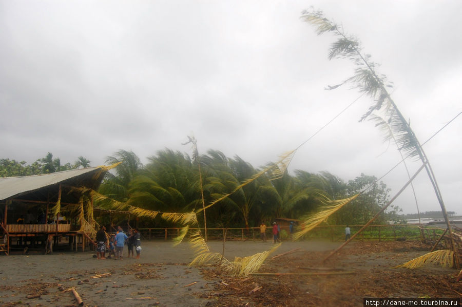 Сцена, которая специально построена для ежегодного проведения фестиваля масок. Провинция Галф, Папуа-Новая Гвинея