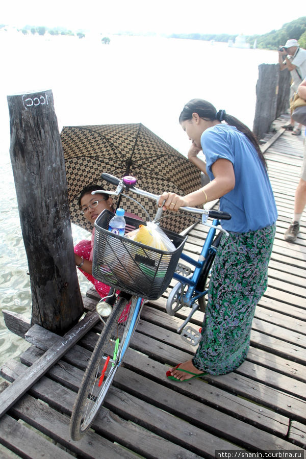 Движение транспорта запрещено, но велосипеды все же можно встретить Амарапура, Мьянма
