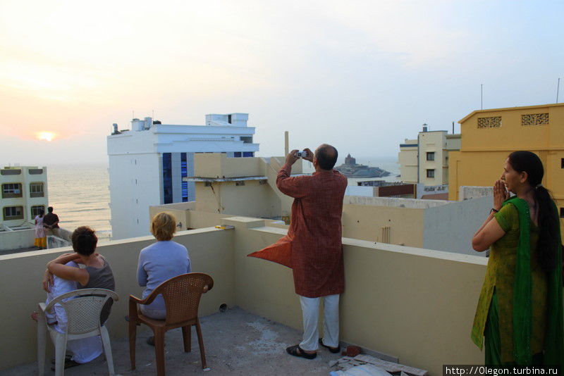 На крышах отелей собирается народ по утрам, чтоб встретить рассвет Каньякумари, Индия