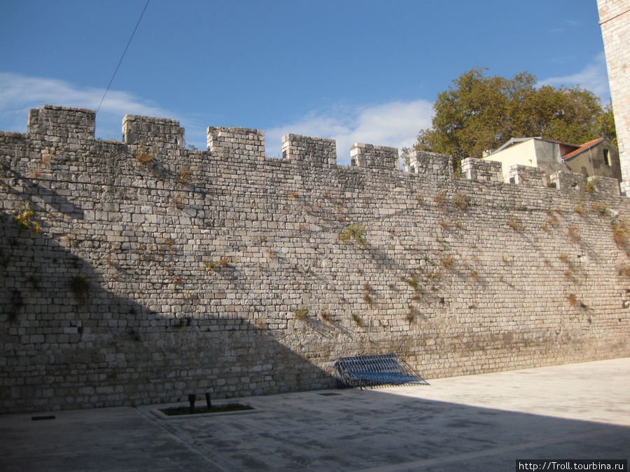 Толстая стена — не исключено, что помнит еще тот самый штурм крестоносцами! Задар, Хорватия
