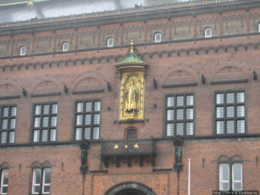 Позолоченная скульптура основателя Копенгагена  — епископа Абсалона Копенгаген, Дания