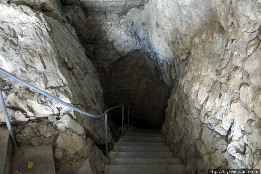 Искусственный вход в пещеру Алушта, Россия