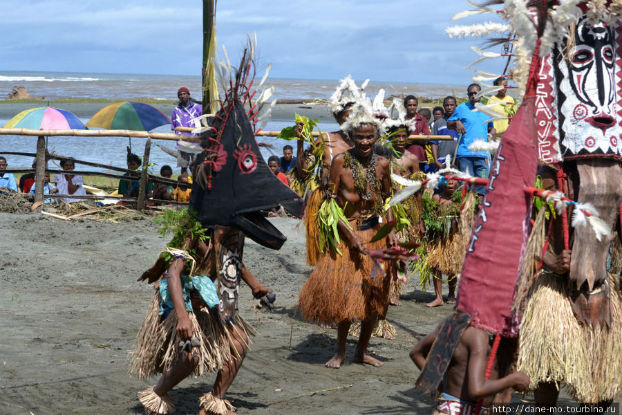 Маленькие маски играют дети Провинция Галф, Папуа-Новая Гвинея