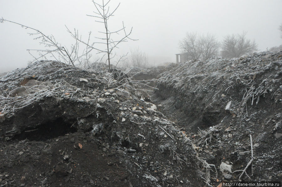 У подножия терриконов вся земля изрыта канавами 2-3-метровой глубины. Местные жители наведываются сюда для поисков угля, однако это всего-лишь остатки. С помощью лопаты люди копаются в когда-то перерытой земле, отбирая в мешок куски угля. Горловка, Украина