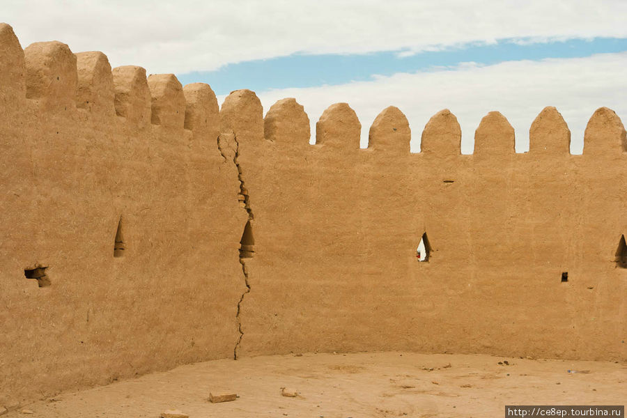 Кое-где все-таки разваливается, глина с сеном — не надеждый вариант Хива, Узбекистан