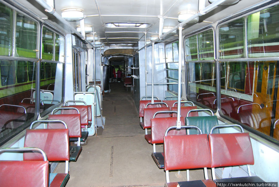 Внутри самого длинного в мире трамвая