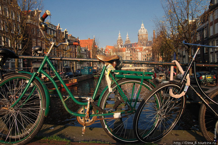 2) В Амстердаме очень мало кто использует велосипеды с переключением скоростей. Они здесь просто не нужны, ведь рельеф совсем плоский. Единственные горки – это подъемы на мост. Амстердам, Нидерланды