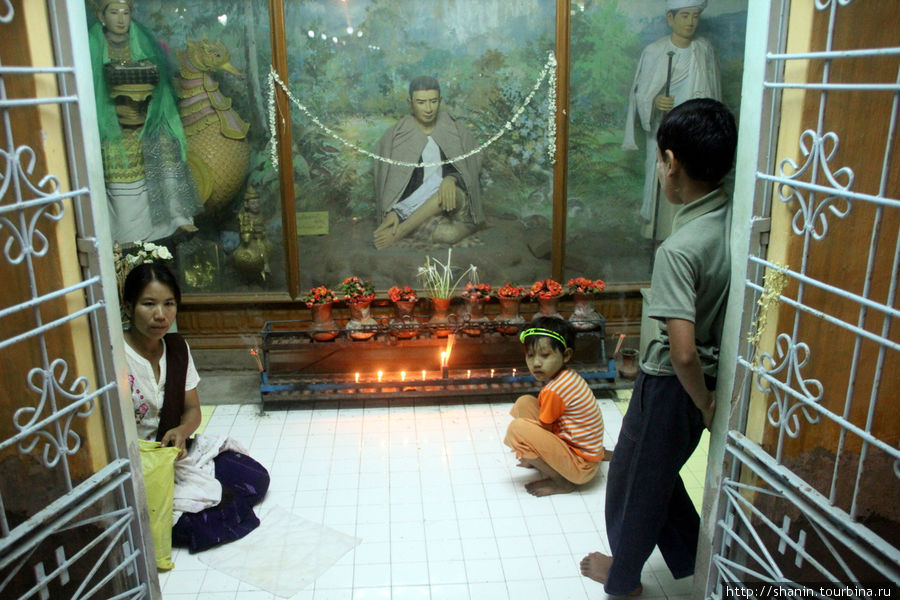 На молитве Монива, Мьянма