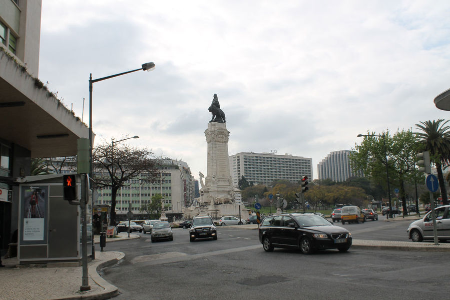 При выходе из подъезда дома открывается такой вид — это площадь Маркиз де Памбал, а остановка метро слева