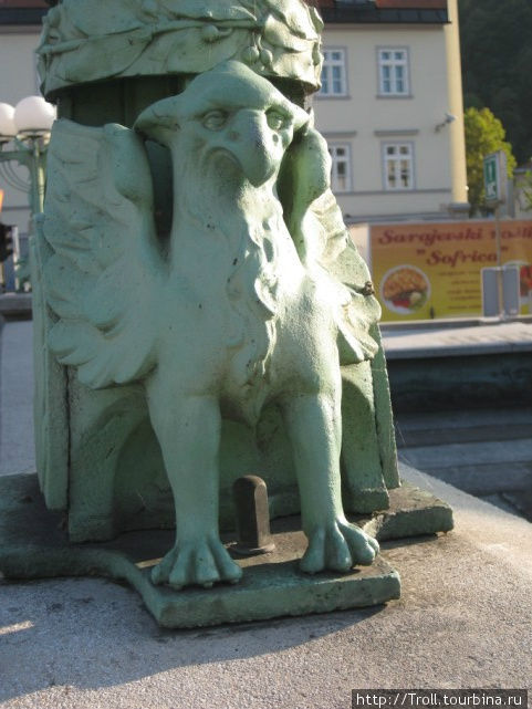 А ниже дракончика очень удивленный, недовольный и готовый скандалить грифон Любляна, Словения