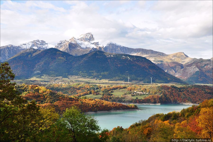 Озеро Сотэ на фоне величественной вершины L’Obiou, печально известной авиакатастрофой 1950-го года, в которой погибли 58 паломников из Канады Гренобль, Франция